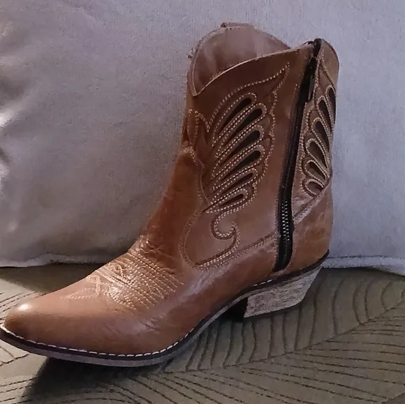 Dingo Brown Leather Ankle Boots with Western Cut Outs And Stitching 7 1/2 NWOT