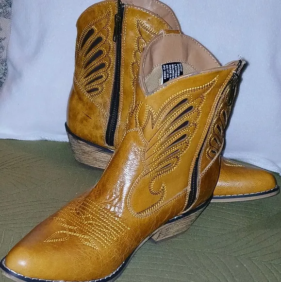 Dingo Brown Leather Ankle Boots with Western Cut Outs And Stitching 7 1/2 NWOT