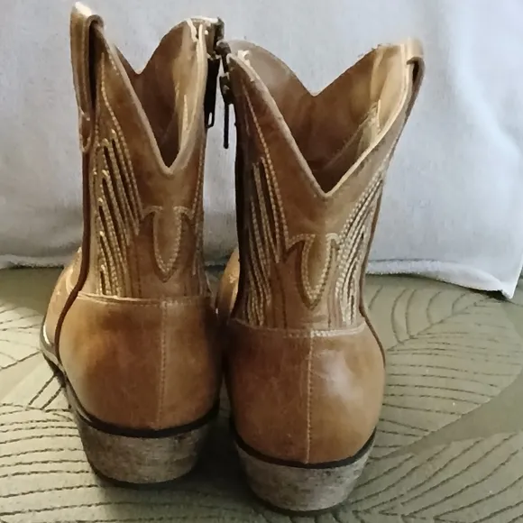 Dingo Brown Leather Ankle Boots with Western Cut Outs And Stitching 7 1/2 NWOT