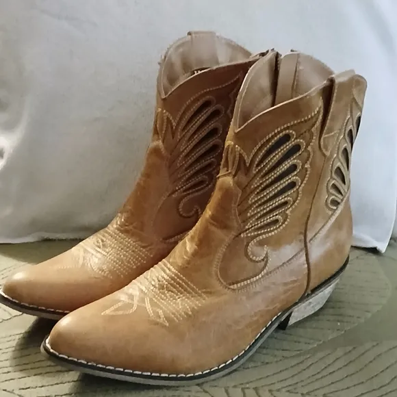 Dingo Brown Leather Ankle Boots with Western Cut Outs And Stitching 7 1/2 NWOT