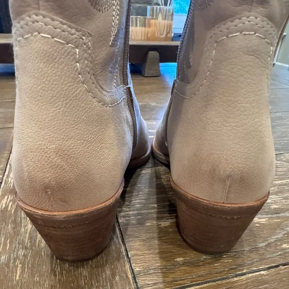 Dolce Vita Shiren in Sand Nubuck