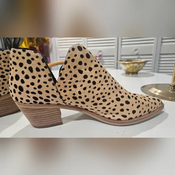 DOLCE VITA  Sonni Leopard Calf Hair Ankle Booties. Size 8.5 Like New