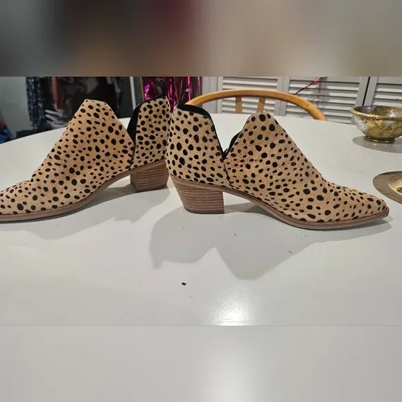 DOLCE VITA  Sonni Leopard Calf Hair Ankle Booties. Size 8.5 Like New