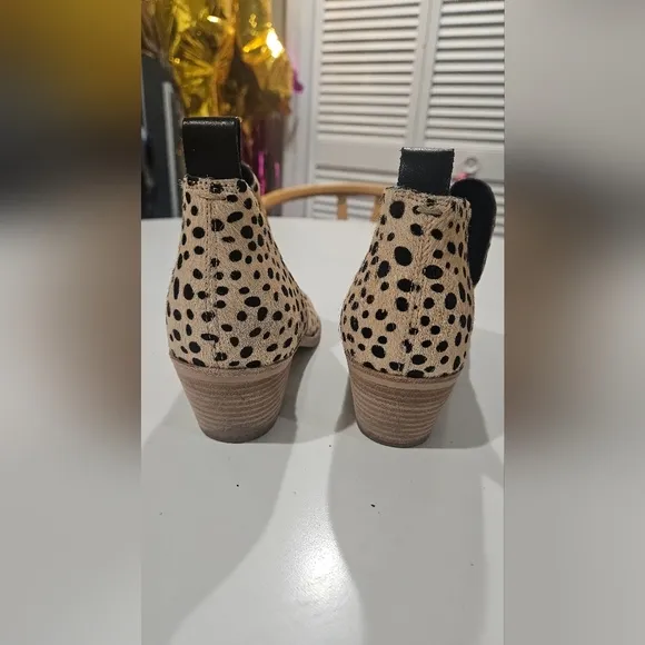 DOLCE VITA  Sonni Leopard Calf Hair Ankle Booties. Size 8.5 Like New