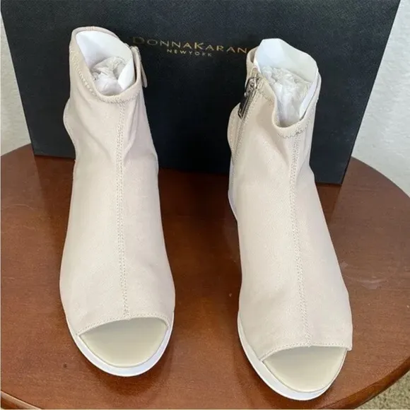 Donna Karan Riviera Platform Sandals In Taupe Size 7.5