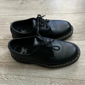 Dr. Marten's 1461 Smooth Leather Oxford Shoes in Black - Women's Size 7