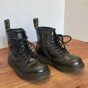 DR. MARTENS AIR WAIR BLACK COATED GLITTER  KIDS BOOTS  115827775096