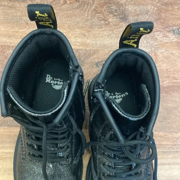DR. MARTENS AIR WAIR BLACK COATED GLITTER  KIDS BOOTS  115827775096