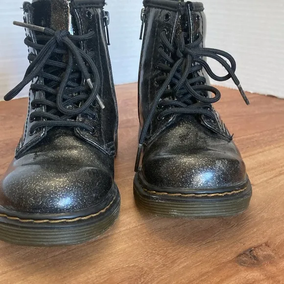 DR. MARTENS AIR WAIR BLACK COATED GLITTER  KIDS BOOTS  115827775096