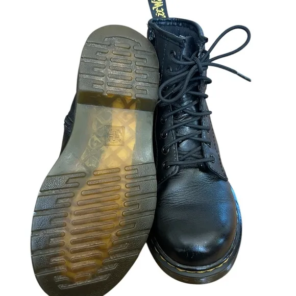 Dr. Martens Air Wair lace ups unisex children’s   Black Leather Boots size 3
