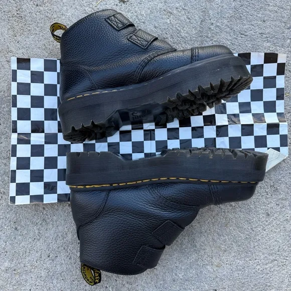 Dr Martens Devon Flower Buckle Leather Platform Boots size 9 Women