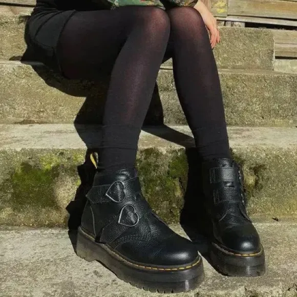 Dr Martens Devon Flower Buckle Leather Platform Boots size 9 Women
