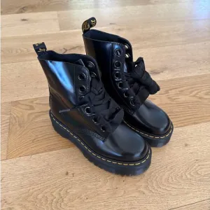 Dr Martens - Molly Platform Combat Boots in Black