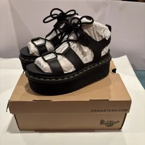Dr Martens Nartilla XL Platform Quad Zebrilus Sandals Womens 7 NEW Black Athena