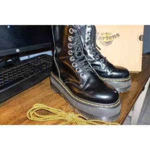 Dr. Martens women’s 9 Jadon platform boots