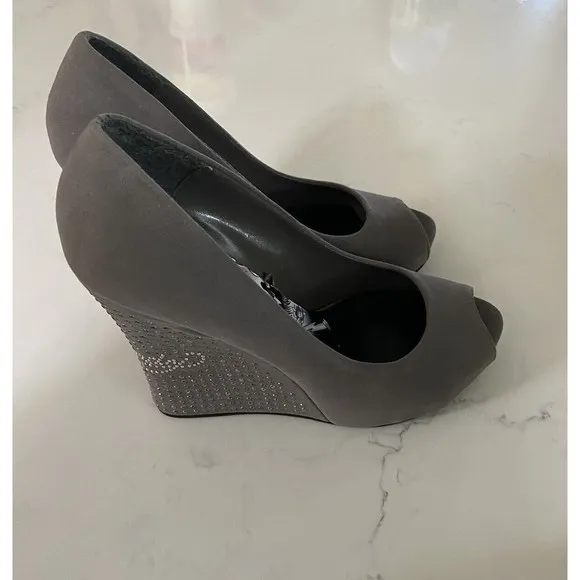 ED HARDY Women’s “VERA” Gray Platform Wedge Heel Studded Pumps Shoes Size 10
