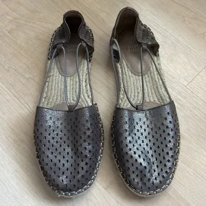 Eileen Fisher Lee 2 Espadrille Sandals in gray neutral metallic bungee size 9