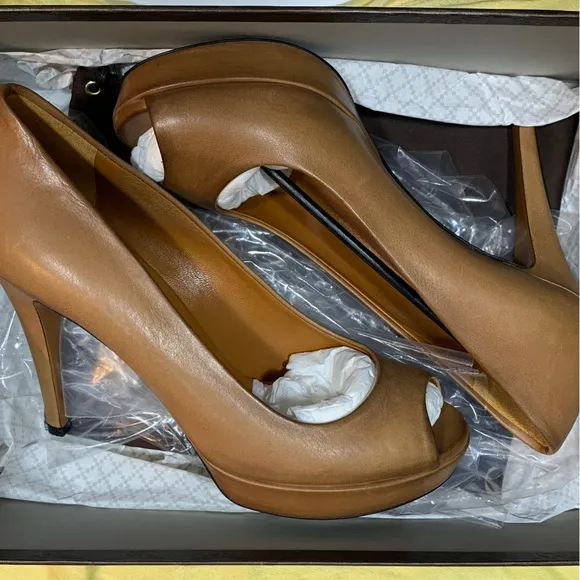 Elegant Gucci Tan Peep-Toe Heels