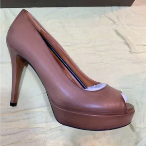 Elegant Gucci Tan Peep-Toe Heels
