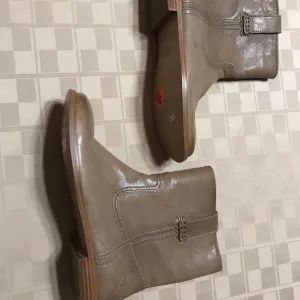EUC Frye Boots Ankle Low Sand Tan 3/4” Heel