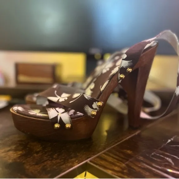 EUC Gucci brown floral sandals