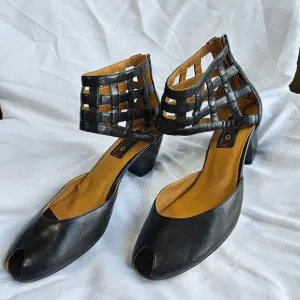 Everybody by BZ Moda adorable peep toe shoes!