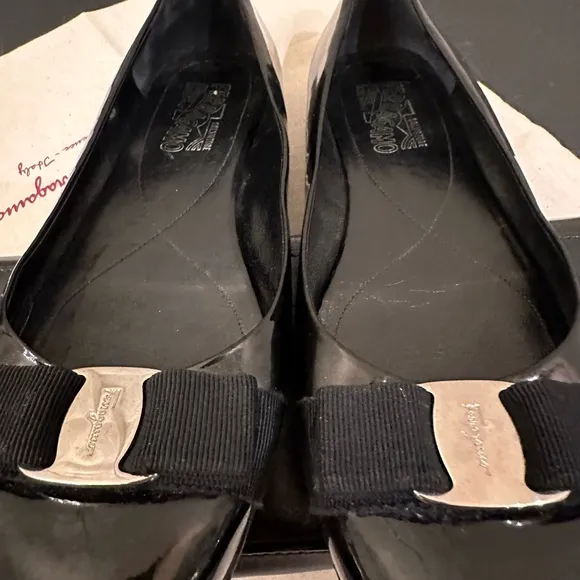 Ferragamo black womens Varino ballet flats