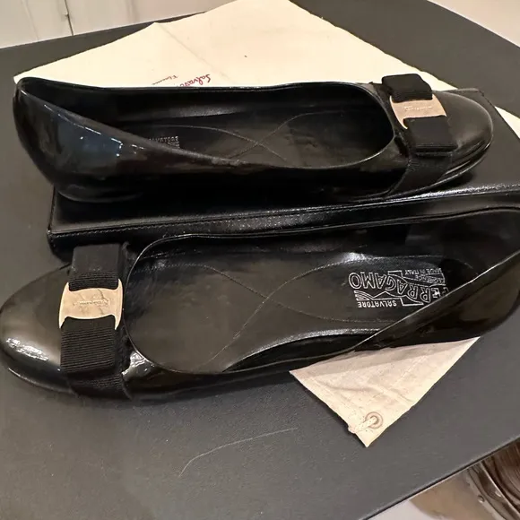 Ferragamo black womens Varino ballet flats