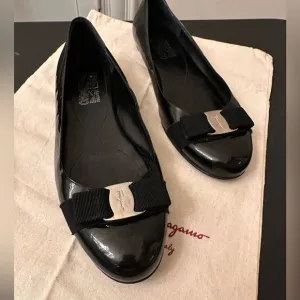Ferragamo black womens Varino ballet flats