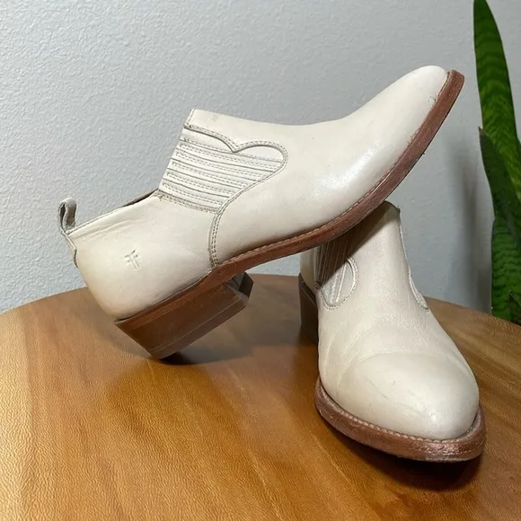 Frye Billy Leather Shootie Bootie Size 7 1/2 Bone White Cream Pointy Ankle Boot