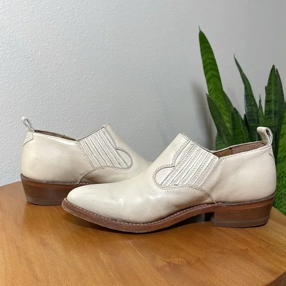 Frye Billy Leather Shootie Bootie Size 7 1/2 Bone White Cream Pointy Ankle Boot