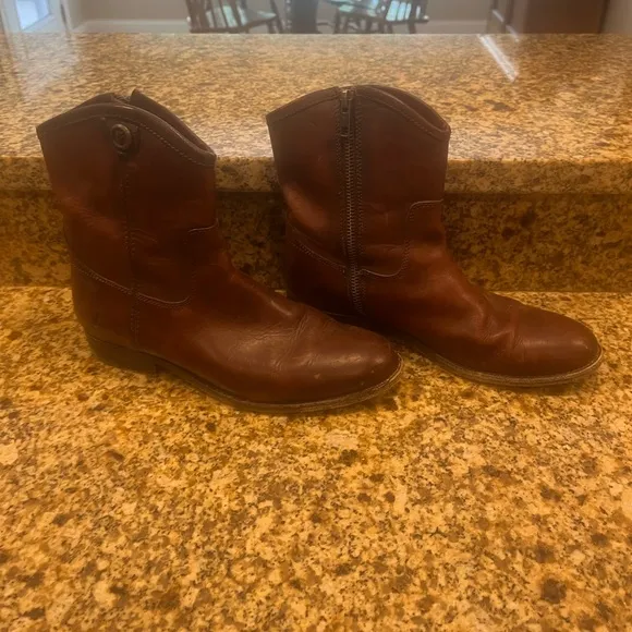 Frye short ankle boots leather zipper low heel block distressed western brown 7