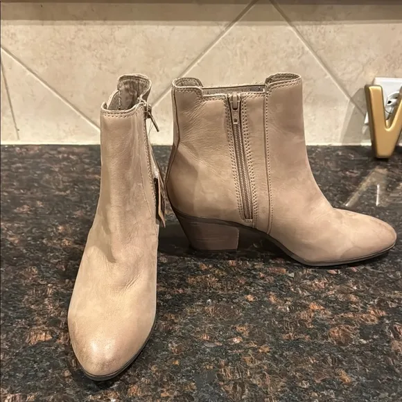 Frye Women’s Sandra Booties 8.5