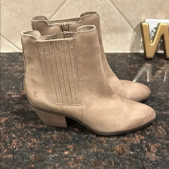 Frye Women’s Sandra Booties 8.5