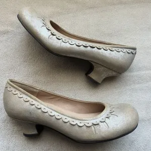 Geé WaWa Metallic Silver Tan Leather Block Kitten Heels Scalloped Edge Women 7.5