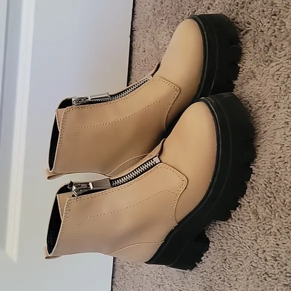 Gianni Bini zip platform boots