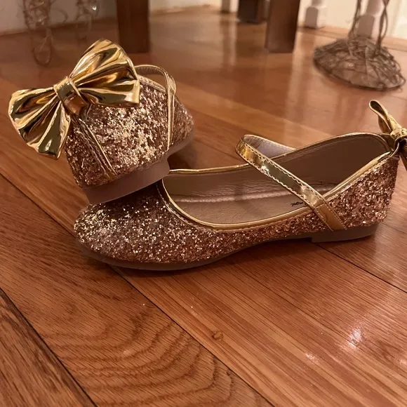 Girls Gold Glittery Dress Shoes - Size: 33