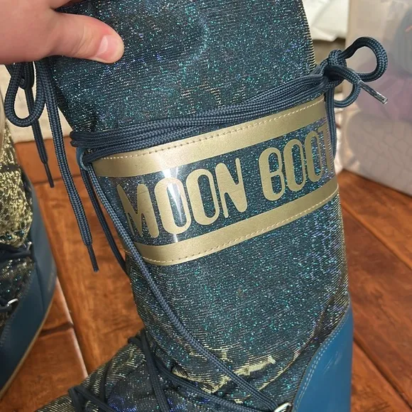 Girls moon boots size 5-6