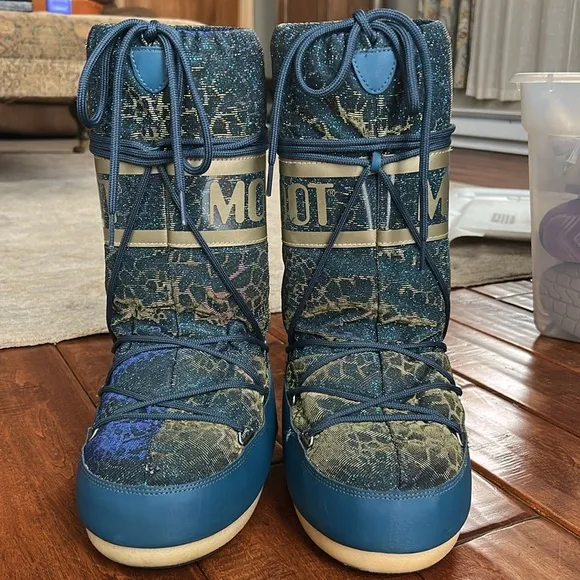 Girls moon boots size 5-6
