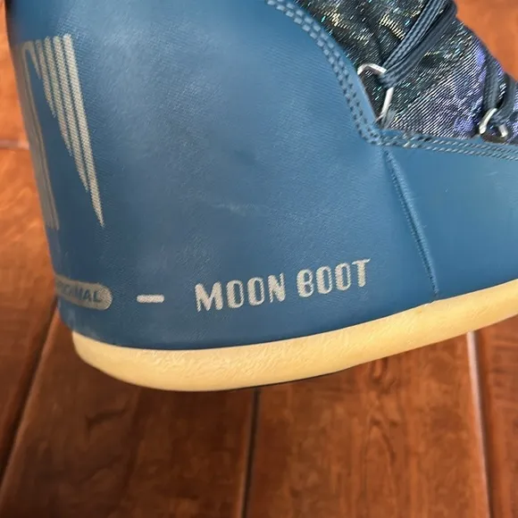 Girls moon boots size 5-6