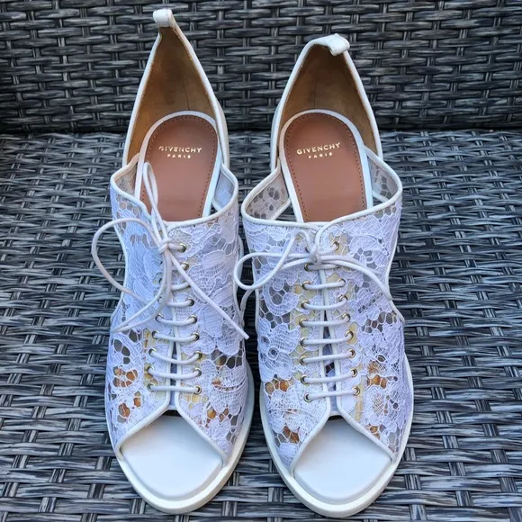Givenchy Floral Lace Peep Toe Bootie Sandal  - Size 38.5 - White - NEW -
