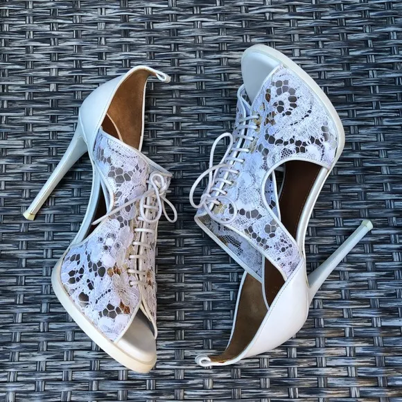 Givenchy Floral Lace Peep Toe Bootie Sandal  - Size 38.5 - White - NEW -