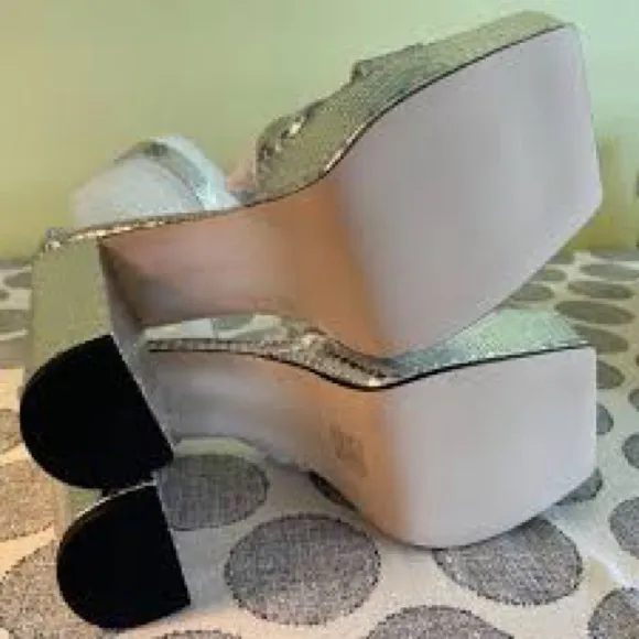 Good American Size: 9 Platform Block Heel Sandals Silver Snake