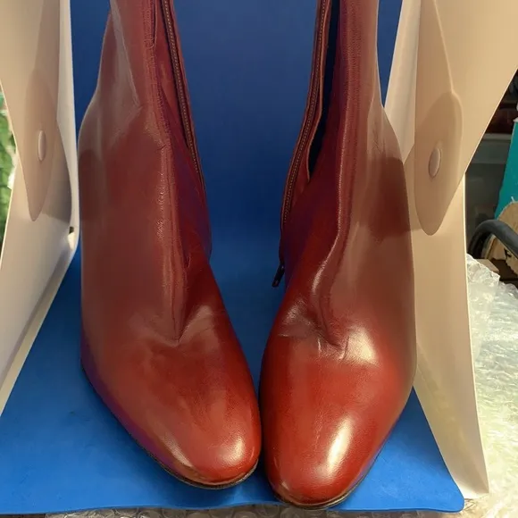 Gorgeous Authentic Fendi leather reddish brown wedge booties gold stripe