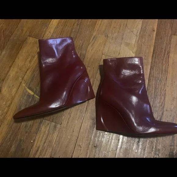 Gorgeous Authentic Fendi leather reddish brown wedge booties gold stripe