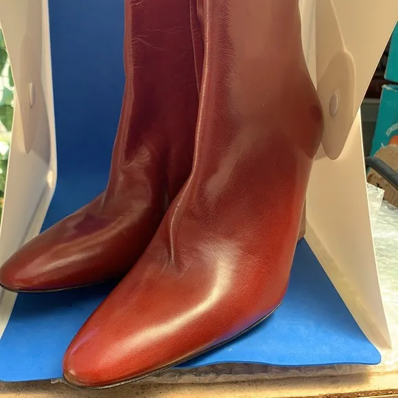 Gorgeous Authentic Fendi leather reddish brown wedge booties gold stripe