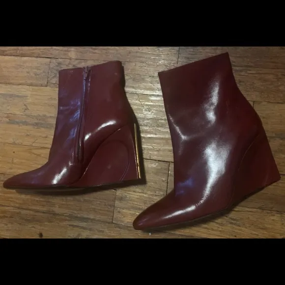 Gorgeous Authentic Fendi leather reddish brown wedge booties gold stripe
