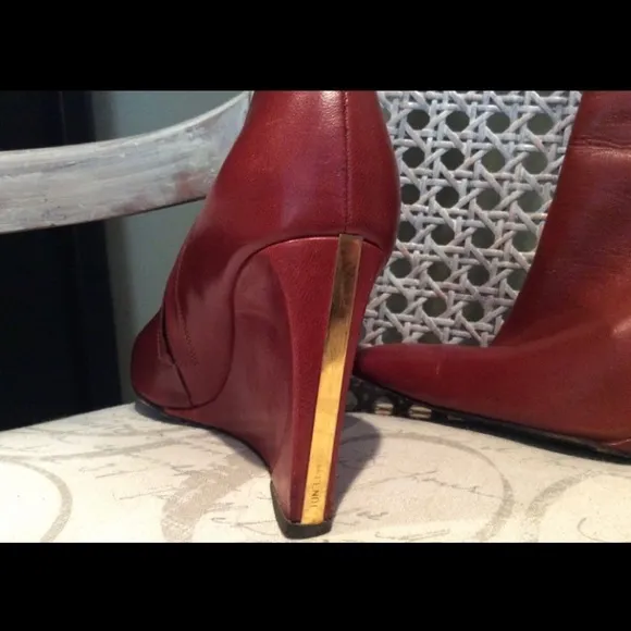Gorgeous Authentic Fendi leather reddish brown wedge booties gold stripe