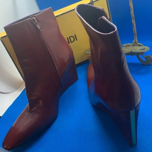 Gorgeous Authentic Fendi leather reddish brown wedge booties gold stripe