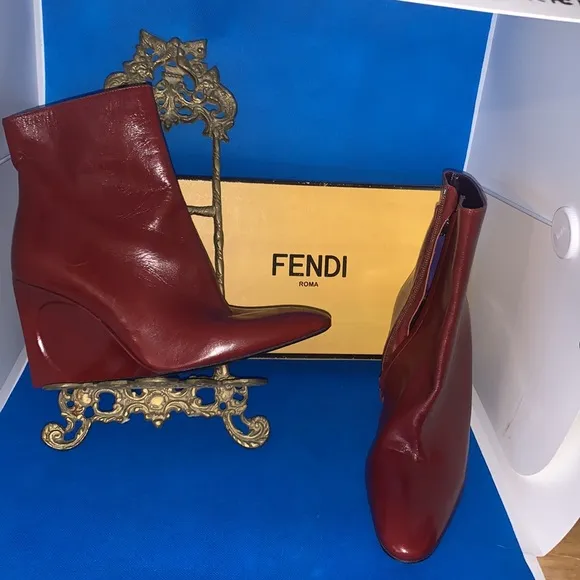 Gorgeous Authentic Fendi leather reddish brown wedge booties gold stripe
